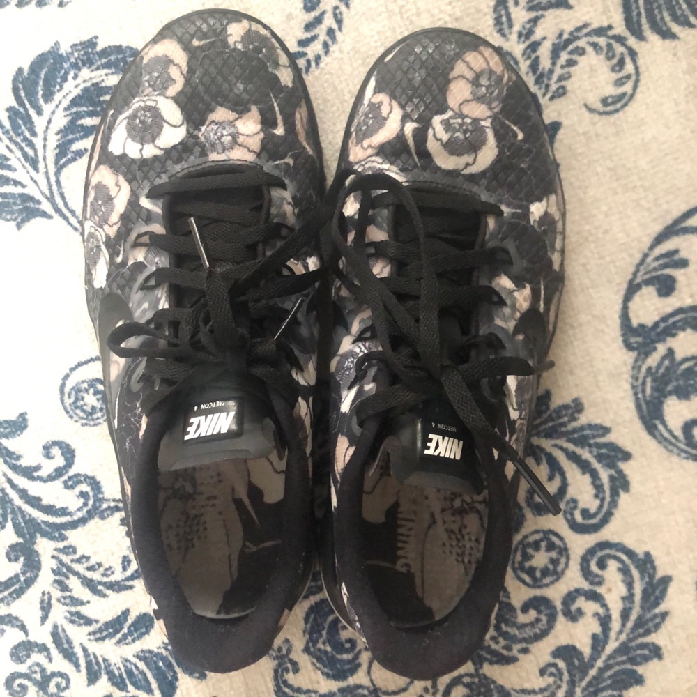 Women’s Nike Metcons 4